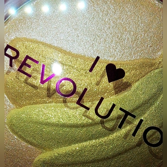 Makeup Revolution Highlighter Shimmering Powder Banana Makeup NIB Highlighter - Picture 6 of 8